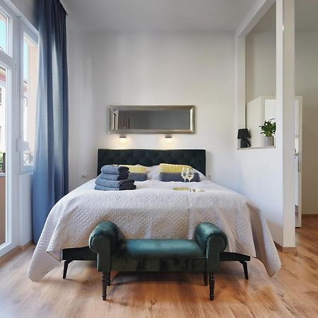 E&F Luxury Apartments Пула Екстериор снимка