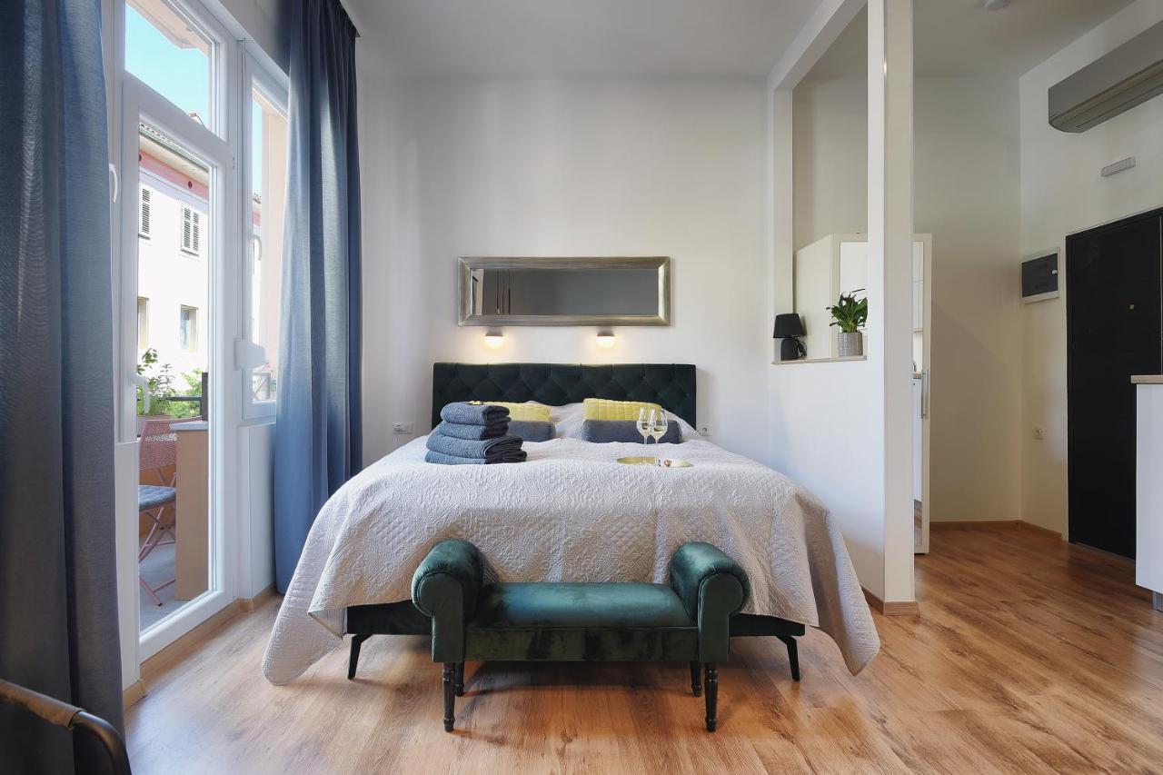 E&F Luxury Apartments Пула Екстериор снимка