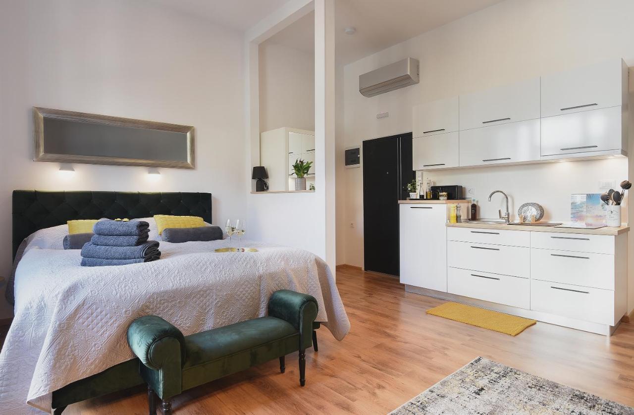 E&F Luxury Apartments Пула Екстериор снимка